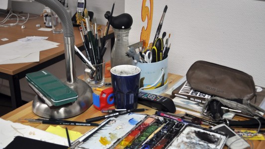 Auf dem Schreibtisch eines Illustrators findet man Farben, Pinsel und Stifte. (Foto: dpa)