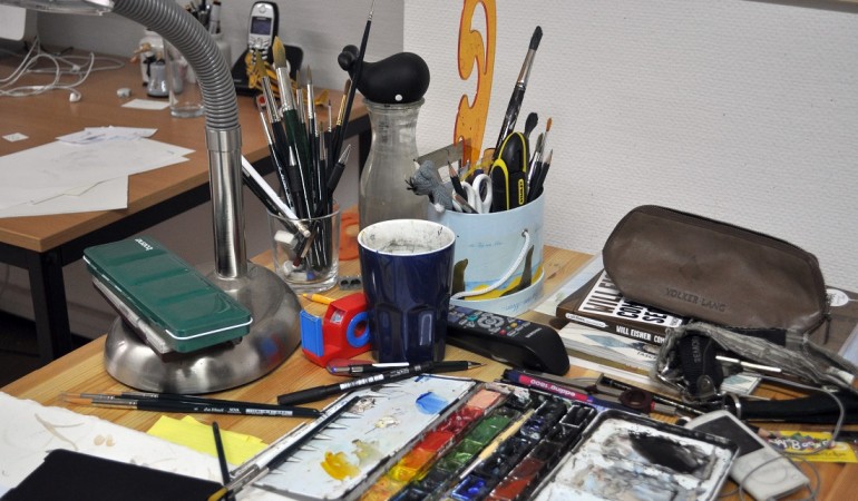 Auf dem Schreibtisch eines Illustrators findet man Farben, Pinsel und Stifte. (Foto: dpa)