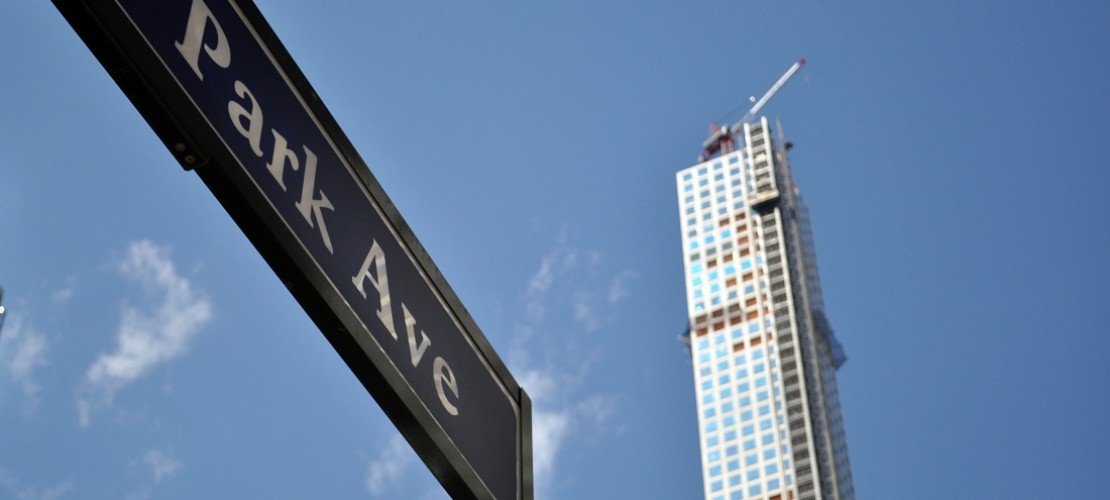 Dieses Haus steht mitten in der Stadt New York im Land USA. Es ist superhoch - 426 Meter. (Foto: dpa)