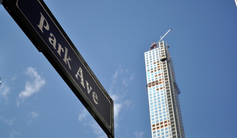 Dieses Haus steht mitten in der Stadt New York im Land USA. Es ist superhoch - 426 Meter. (Foto: dpa)
