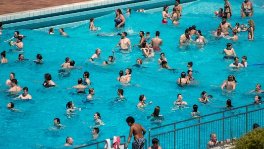Zu dem Trinkwasser im Schwimmbad wird Chlor gegeben, damit das Wasser sauber bleibt. (Foto: dpa)
