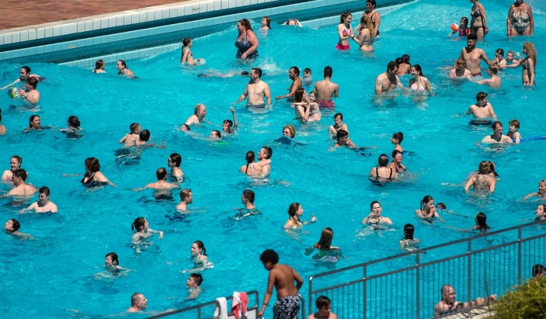 Zu dem Trinkwasser im Schwimmbad wird Chlor gegeben, damit das Wasser sauber bleibt. (Foto: dpa)