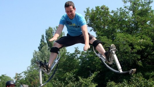 Gute Stelzenläufer wie Marek haben ganz schön viele Tricks drauf. Sie machen zum Beispiel einen Spagat in der Luft, wenn sie hochspringen. (Foto: dpa)