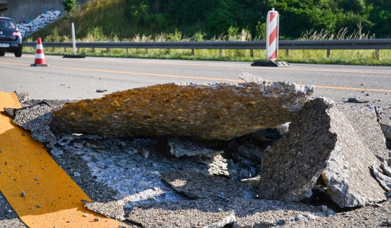 Ältere Straßen sind aus Betonplatten gebaut. Wenn es so richtig heiß ist, können sie kaputt gehen. (Foto: dpa)