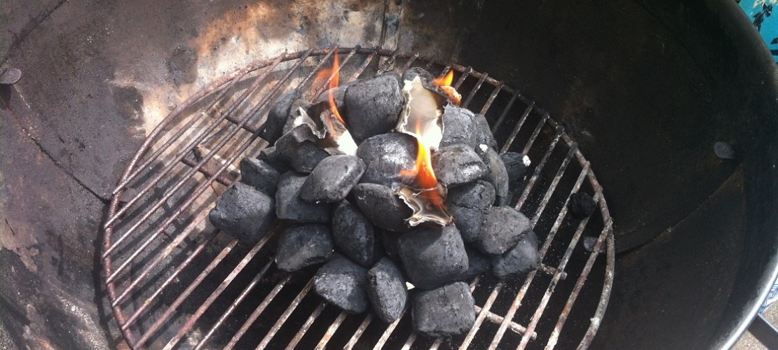 Bei sehr fettigem Fleisch sollte man Alufolie auf das Grillrost legen. (Foto:dpa)