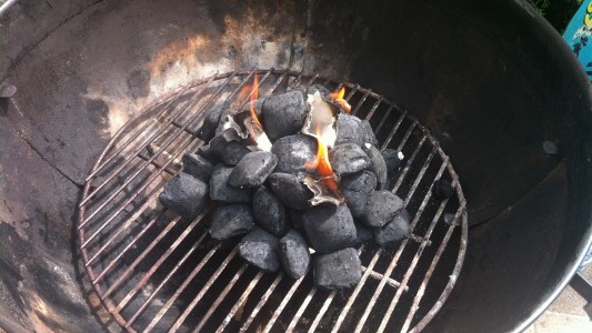 Bei sehr fettigem Fleisch sollte man Alufolie auf das Grillrost legen. (Foto:dpa)