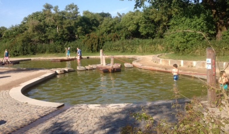 An der Gymnicher Mühle gibt es viel Wasser zum Spielen und Planschen. (Foto: Lea-Zoé)