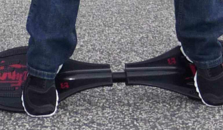 Beim Fahren bleiben die Füße fest auf dem Board. (Foto: dpa)