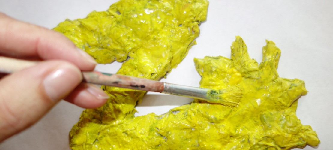 Mit Zeitungsschnipseln und Farbe kannt du bunte Figuren basteln. (Foto: dpa)
