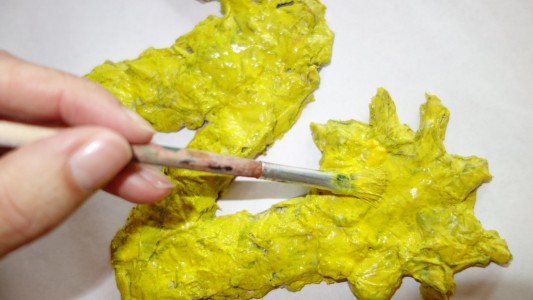 Mit Zeitungsschnipseln und Farbe kannt du bunte Figuren basteln. (Foto: dpa)