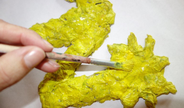 Mit Zeitungsschnipseln und Farbe kannt du bunte Figuren basteln. (Foto: dpa)