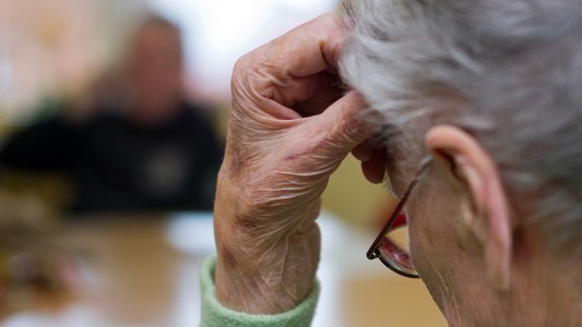 Die Krankheit Demenz haben vor allem alte Menschen. (Foto: dpa)