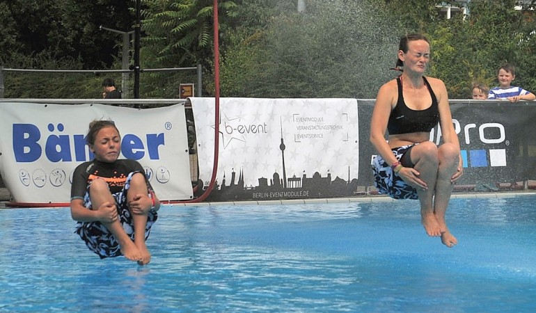 Wie geht die perfekte Arschbombe?Wir haben Tipps! (Foto: dpa)