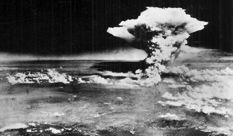 Das Foto zeigt, wie die Atombombe in Hiroshima explodiert ist. (Foto: dpa)