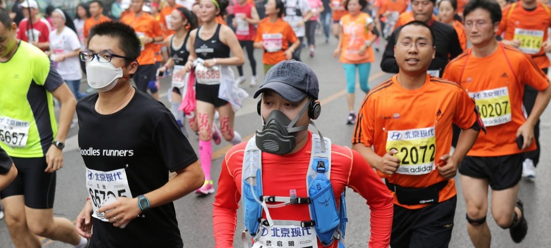 Der Smog ist besonders für Sportler ein Problem - Beim Marathon 2014 trugen daher viele Läufer Mundschutz oder Maske. (Foto: dpa)