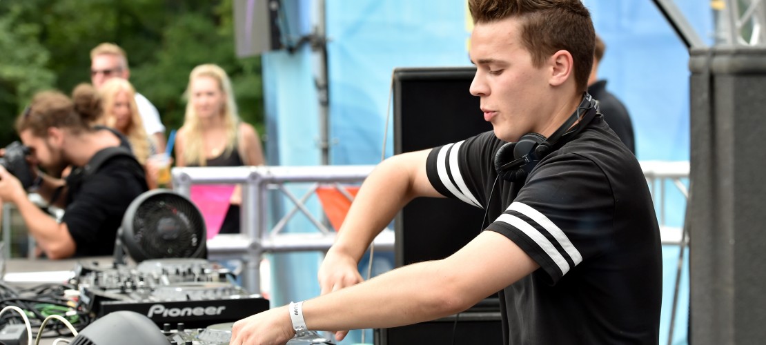 DJs jedoch singen ihre Stücke eigentlich nie selbst – und sie spielen auch selten ein Instrument. Ursprünglich war es ihre Aufgabe, Lieder auszusuchen – und Schallplatten abzuspielen. (Foto: dpa)
