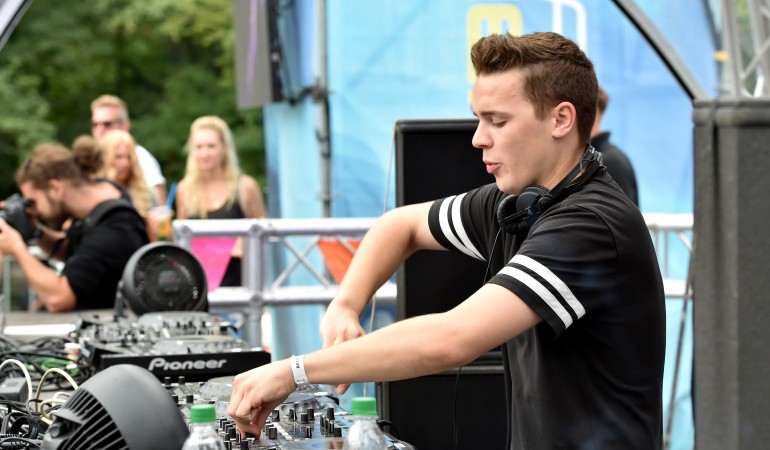 DJs jedoch singen ihre Stücke eigentlich nie selbst – und sie spielen auch selten ein Instrument. Ursprünglich war es ihre Aufgabe, Lieder auszusuchen – und Schallplatten abzuspielen. (Foto: dpa)