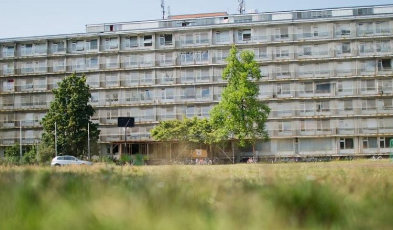 Ein Flüchtlingswohnheim in der Nähe der Stadt Hannover. Politiker denken darüber nach, ob auch vpr Flüchtlingswohnheimen Bannmeilen errichtet werden müssen. (Foto: dpa)