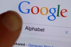 Die Suchmaschine Google und die Werbung sollen bald zu einer großen Über-Firma gehören, die den Namen Alphabet trägt. (Foto: dpa)