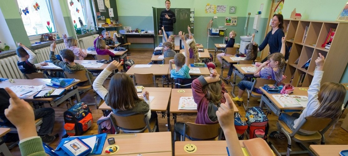 So sind Klassenzimmer oft eingerichtet: Alle Schüler schauen geradeaus und recht bequem auf die Tafel. (Foto: dpa)