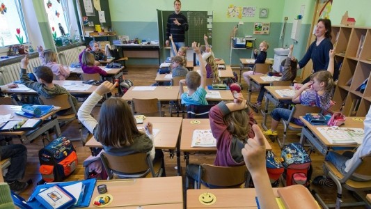 So sind Klassenzimmer oft eingerichtet: Alle Schüler schauen geradeaus und recht bequem auf die Tafel. (Foto: dpa)
