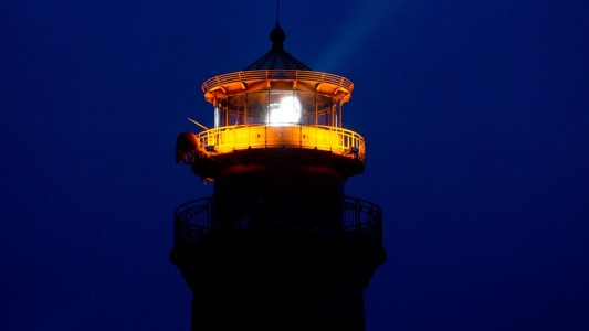 Wenn Seeleute früher ihren Weg suchten, halfen ihnen Leuchttürme. Diese leuchteten in der Dunkelheit und waren Wegweiser, um sich auf See zu orientieren. «So wussten die Seefahrer, wo sie gerade waren und wo sie hinfahren mussten, um etwa in den nächsten Hafen zu kommen», sagt Hinrich Gerresheim. Die Lichtsignale waren dabei wichtig. Das ist auch heute noch so. (Foto: dpa)