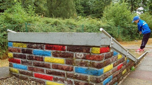 Beim Abschlag lässt sich Nils jede Menge Zeit. (Foto: dpa)