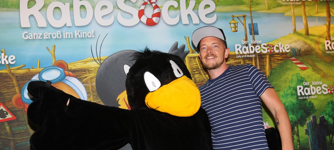 Musiker Jan Delay spricht den kleinen Raben Socke. (Foto: dpa)