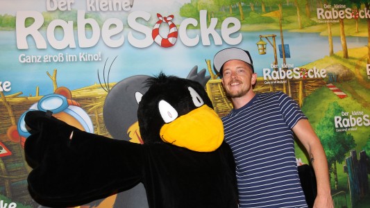 Musiker Jan Delay spricht den kleinen Raben Socke. (Foto: dpa)