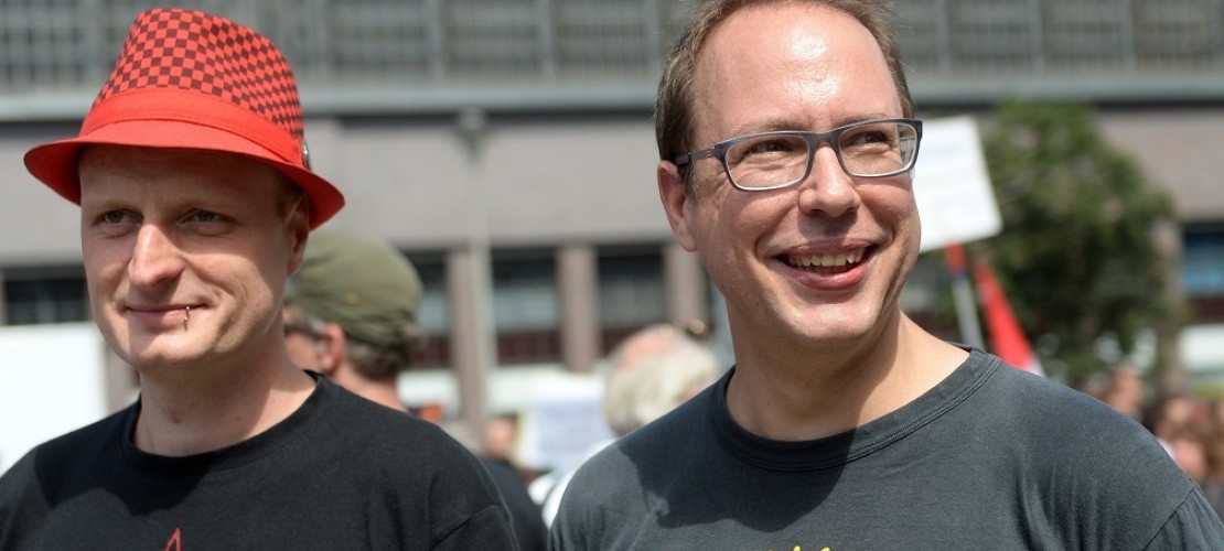 Das sind Markus Beckedahl (rechts) , Andre Meister (links). Markus Beckedahl hat den Blog Netzpolitik.org gegründet. Andre Meister schreibt dafür. Ihnen wird vorgeworfen, dass sie Staatsgeheimnisse veröffentlicht haben. (Foto: dpa)