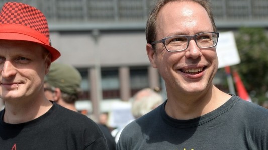 Das sind Markus Beckedahl (rechts) , Andre Meister (links). Markus Beckedahl hat den Blog Netzpolitik.org gegründet. Andre Meister schreibt dafür. Ihnen wird vorgeworfen, dass sie Staatsgeheimnisse veröffentlicht haben. (Foto: dpa)