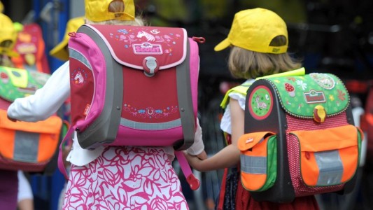Blöcke, Heftchen, Federmäppchen und immer mehr Bücher - Die meisten Ranzen sind heute übervoll. (Foto: dpa)