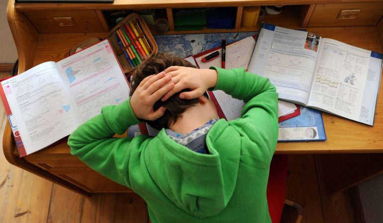 Der Kopf hämmert, pocht und schmerzt: Viele Schüler sind regelmäßig so stark betroffen, dass sie Medikamente nehmen, nicht in die Schule gehen können oder zum Arzt müssen. (Foto: dpa)