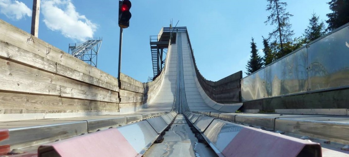 Damit die Skier besser gleiten, wird die Schanze nass gemacht. (Foto: dpa)
