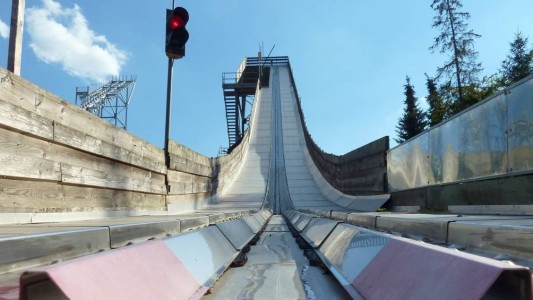 Damit die Skier besser gleiten, wird die Schanze nass gemacht. (Foto: dpa)