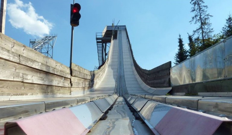 Damit die Skier besser gleiten, wird die Schanze nass gemacht. (Foto: dpa)