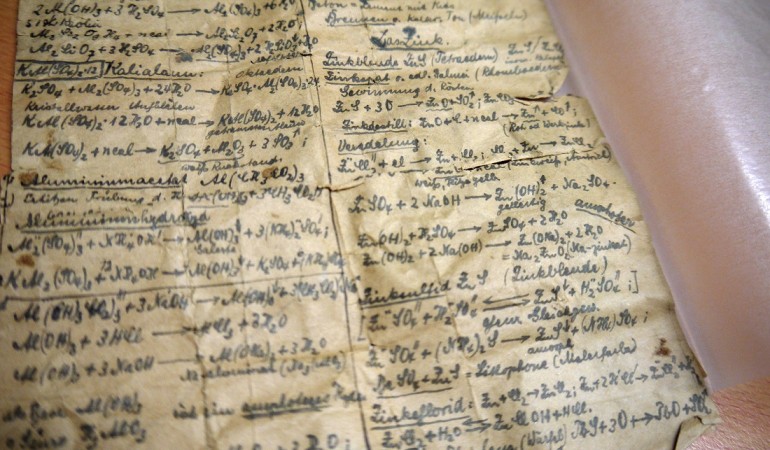 Dieser Spickzettel ist schon fast 90 Jahre alt. Ob ihn der Schüler auch in der Schule genutzt hat? (Foto: dpa)