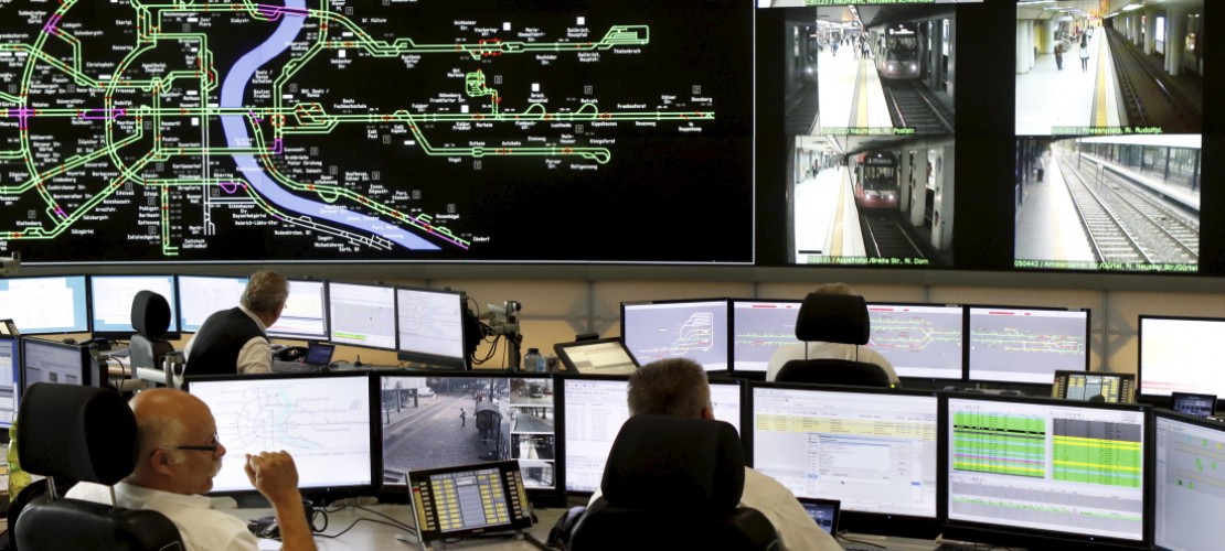 In einem riesigen Raum passen die Mitarbeiter der KVB auf, dass die Bahnen und Busse möglichst pünktlich fahren. (Foto: Bause)