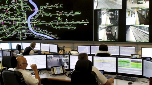 In einem riesigen Raum passen die Mitarbeiter der KVB auf, dass die Bahnen und Busse möglichst pünktlich fahren. (Foto: Bause)