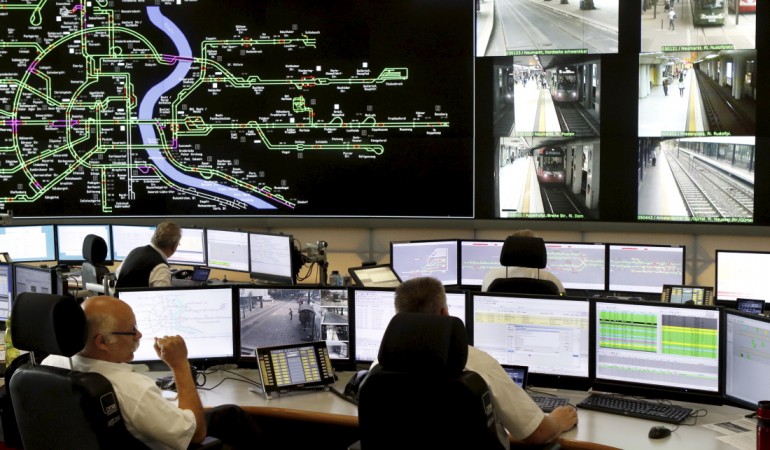 In einem riesigen Raum passen die Mitarbeiter der KVB auf, dass die Bahnen und Busse möglichst pünktlich fahren. (Foto: Bause)