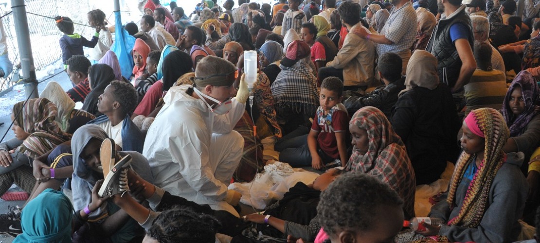 Mit zwei deutschen Schiffen sollen Flüchtlinge aus dem Meer gerettet werden. Eines davon ist die Fregatte. Das Mädchen und die anderen Menschen wurden kurz vorher von den Soldaten der Fregatte aus dem Mittelmeer gerettet. (Foto: dpa)