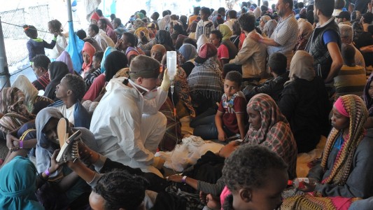 Mit zwei deutschen Schiffen sollen Flüchtlinge aus dem Meer gerettet werden. Eines davon ist die Fregatte. Das Mädchen und die anderen Menschen wurden kurz vorher von den Soldaten der Fregatte aus dem Mittelmeer gerettet. (Foto: dpa)
