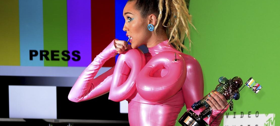 Sängerin Miley Cyrus als Luftmatratze
