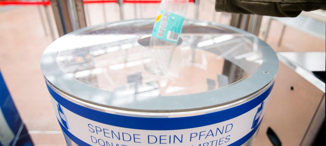 Mit leeren Flaschen armen Menschen helfen
