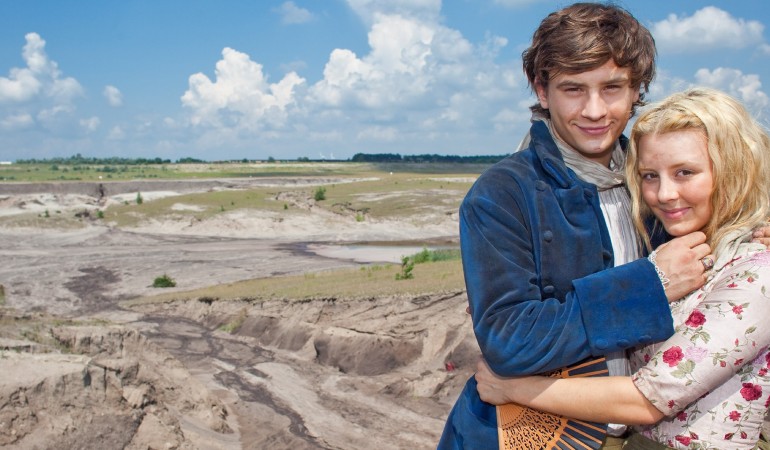 In der Wüste treffen sich Rapunzel und der Prinz wieder. Das Märchen „Rapunzel