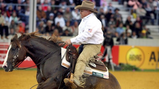 Eine Disziplin beim Westernreiten ist das Reining. Dabei müssen die Pferde zum Beispiel aus vollem Galopp bremsen. (Foto: dpa)