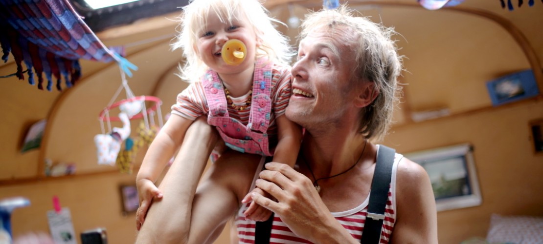 Mali mit ihrem Papa Jan Soencksen. Sie reisen mit ihrem Familienzirkus durch ganz Europa. (Foto: Krasniqi)