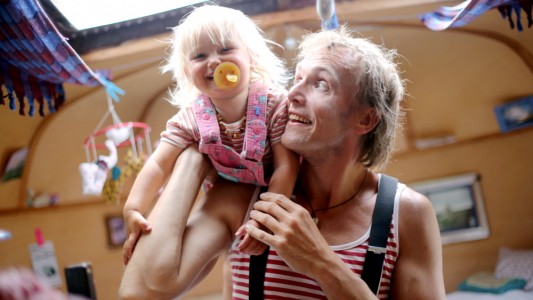 Mali mit ihrem Papa Jan Soencksen. Sie reisen mit ihrem Familienzirkus durch ganz Europa. (Foto: Krasniqi)