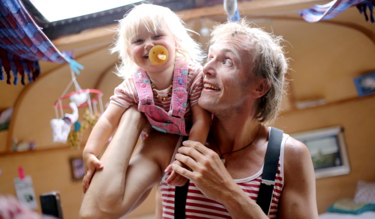 Mali mit ihrem Papa Jan Soencksen. Sie reisen mit ihrem Familienzirkus durch ganz Europa. (Foto: Krasniqi)