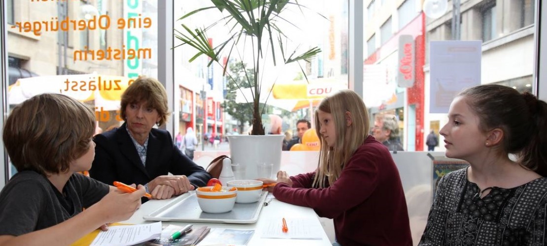 Jona, Carolin und Charlotte (von links) löchern Henriette Reker mit ihren Fragen. (Fotos: Martina Goyert)
